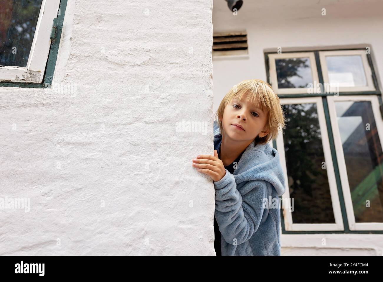Familie mit Kindern und Hund, Kinder und Erwachsene besuchen Flensburg, eine kleine Stadt in Deutschland in der Nähe von Dänemark während der Sommerferien Stockfoto