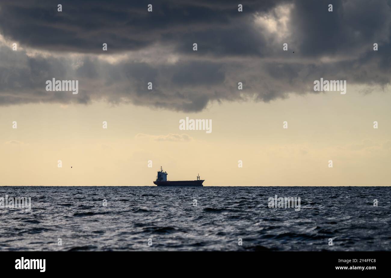 SKULTE, LETTLAND. 31. August 2024. Foto mit selektivem Fokus. Schiff im Meer. Stockfoto