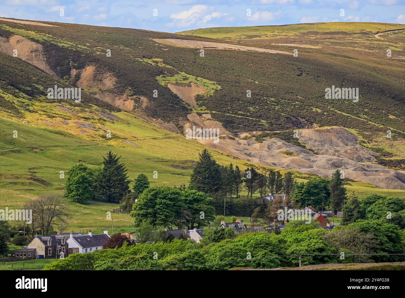 Landschaft, die von Bergbau- und Grubenhaufen in diesem ehemaligen Bergbaudorf - dem zweithöchsten in Schottland - geschädigt wurde. Leadhills, South Lanarkshire, Schottland, Vereinigtes Königreich Stockfoto