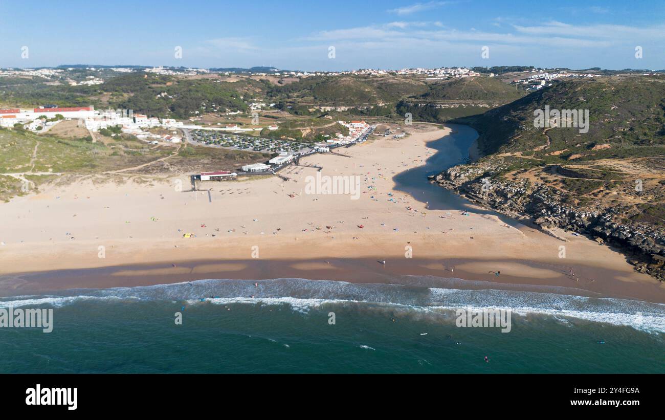 Blick aus der Vogelperspektive auf den Strand an der Mündung des Flusses Lizandro Praia da Foz do Lizandro Ericeira Portugal Stockfoto