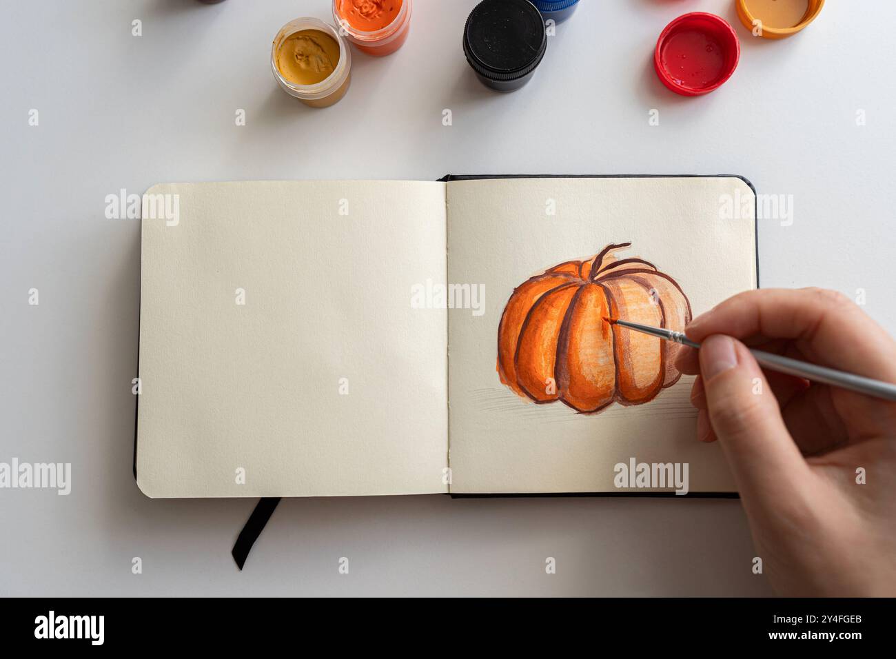 Ein Kürbisgemälde mit fertig stellen Stockfoto