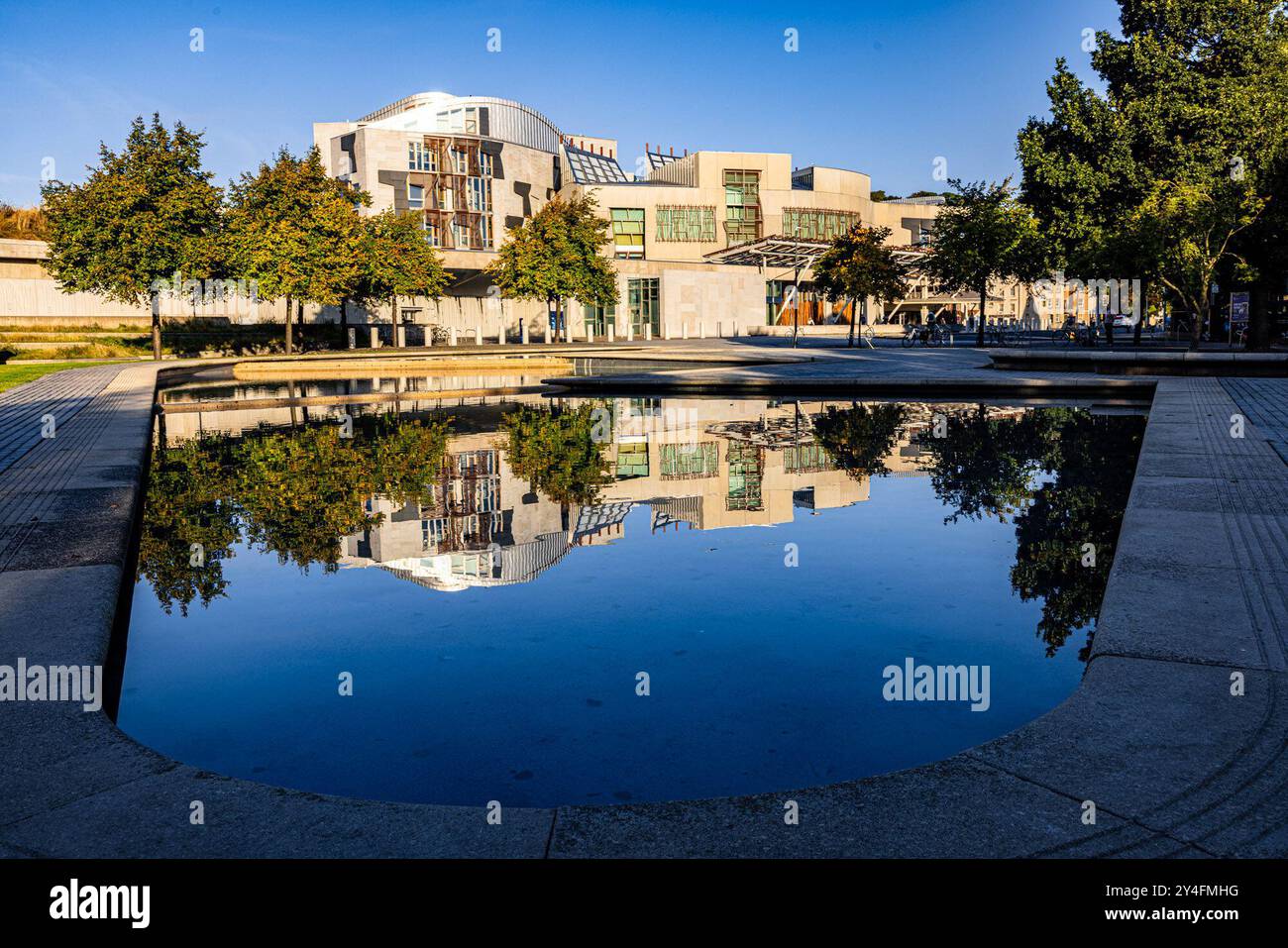 Edinburgh, Vereinigtes Königreich. 18. September 2024 im Bild: Die Sonne geht auf das schottische Parlament zum zehnten Jahrestag des schottischen Unabhängigkeitsreferendums. Später heute wird vor dem parlament eine besondere Veranstaltung zum Gedenken an den Jahrestag stattfinden. Quelle: Rich Dyson/Alamy Live News Stockfoto