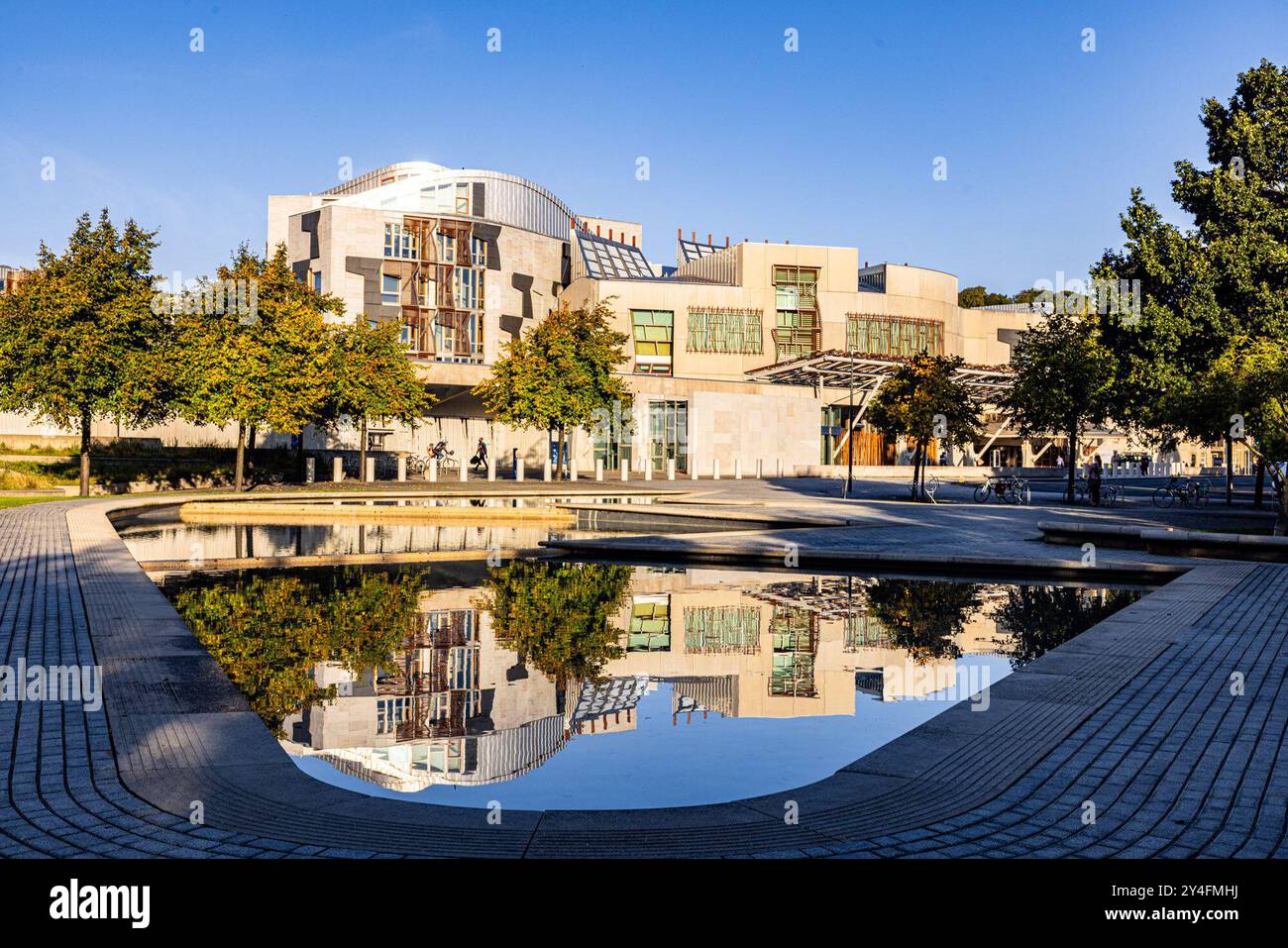 Edinburgh, Vereinigtes Königreich. 18. September 2024 im Bild: Die Sonne geht auf das schottische Parlament zum zehnten Jahrestag des schottischen Unabhängigkeitsreferendums. Später heute wird vor dem parlament eine besondere Veranstaltung zum Gedenken an den Jahrestag stattfinden. Quelle: Rich Dyson/Alamy Live News Stockfoto