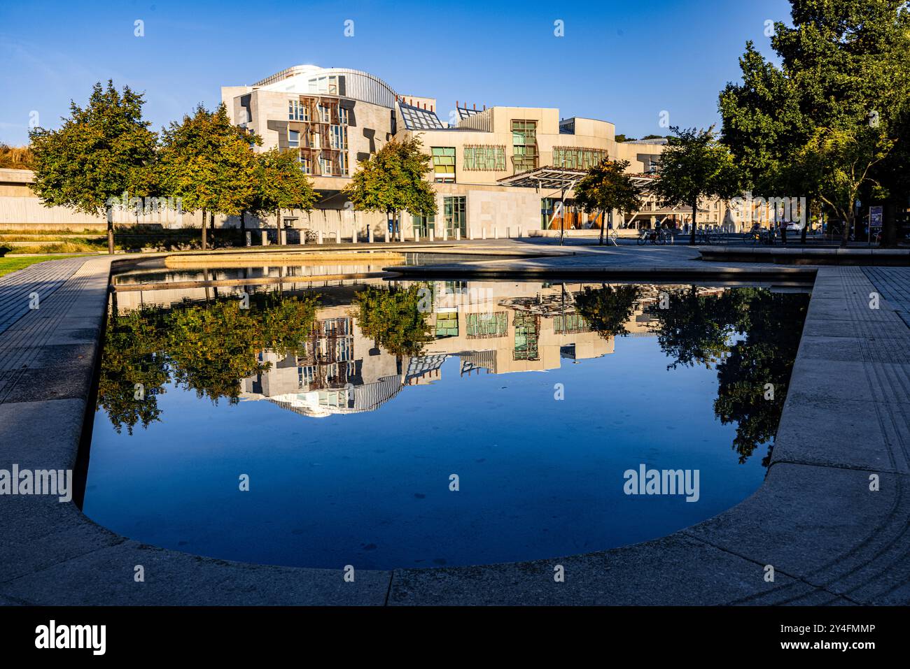 Edinburgh, Vereinigtes Königreich. 18. September 2024 im Bild: Die Sonne geht auf das schottische Parlament zum zehnten Jahrestag der schottischen Independen Stockfoto