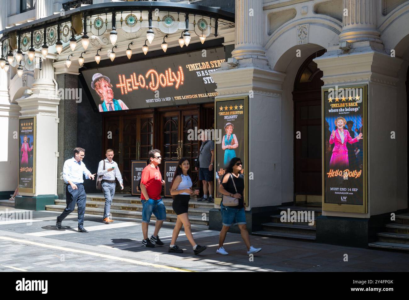 Leute, die am Haupteingang des berühmten Londoner Palladium Theaters vorbeilaufen, an einem Theater, das Andrew Lloyd Webber besaß, in der Argyll Street London UK Stockfoto