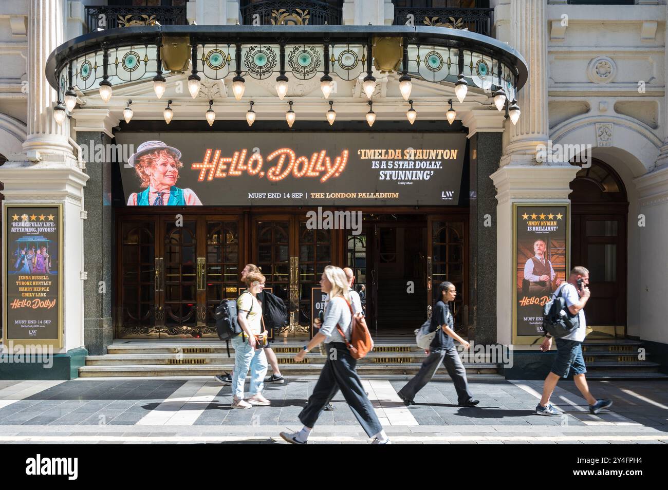 Leute, die am Haupteingang des berühmten Londoner Palladium Theaters vorbeilaufen, an einem Theater, das Andrew Lloyd Webber besaß, in der Argyll Street London UK Stockfoto