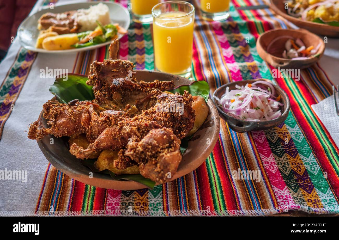Traditionelles, köstliches lateinamerikanisches Essen - gebratenes Meerschweinchen oder Cuy Chactado Stockfoto