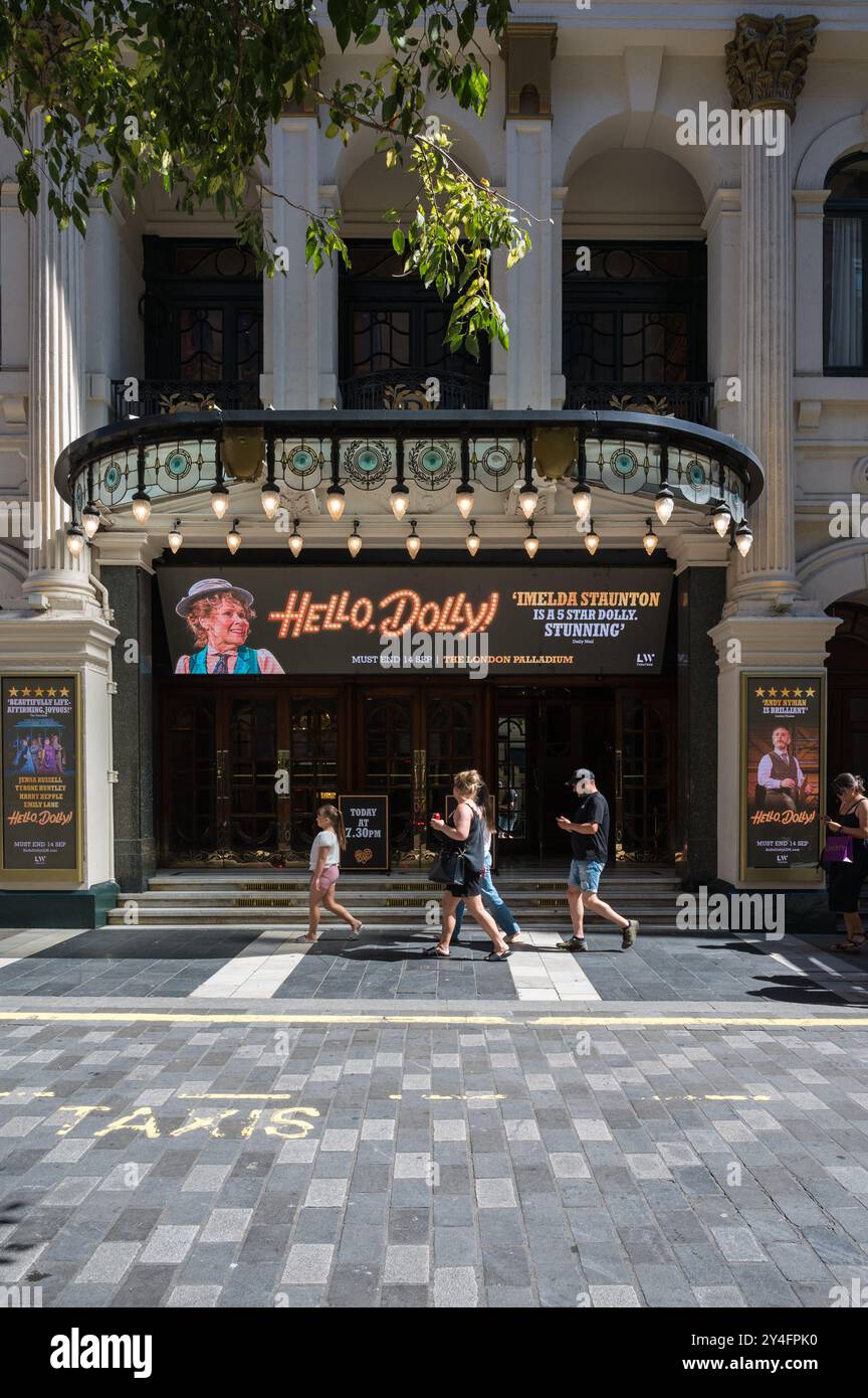 Leute, die am Haupteingang des berühmten Londoner Palladium Theaters vorbeilaufen, an einem Theater, das Andrew Lloyd Webber besaß, in der Argyll Street London UK Stockfoto