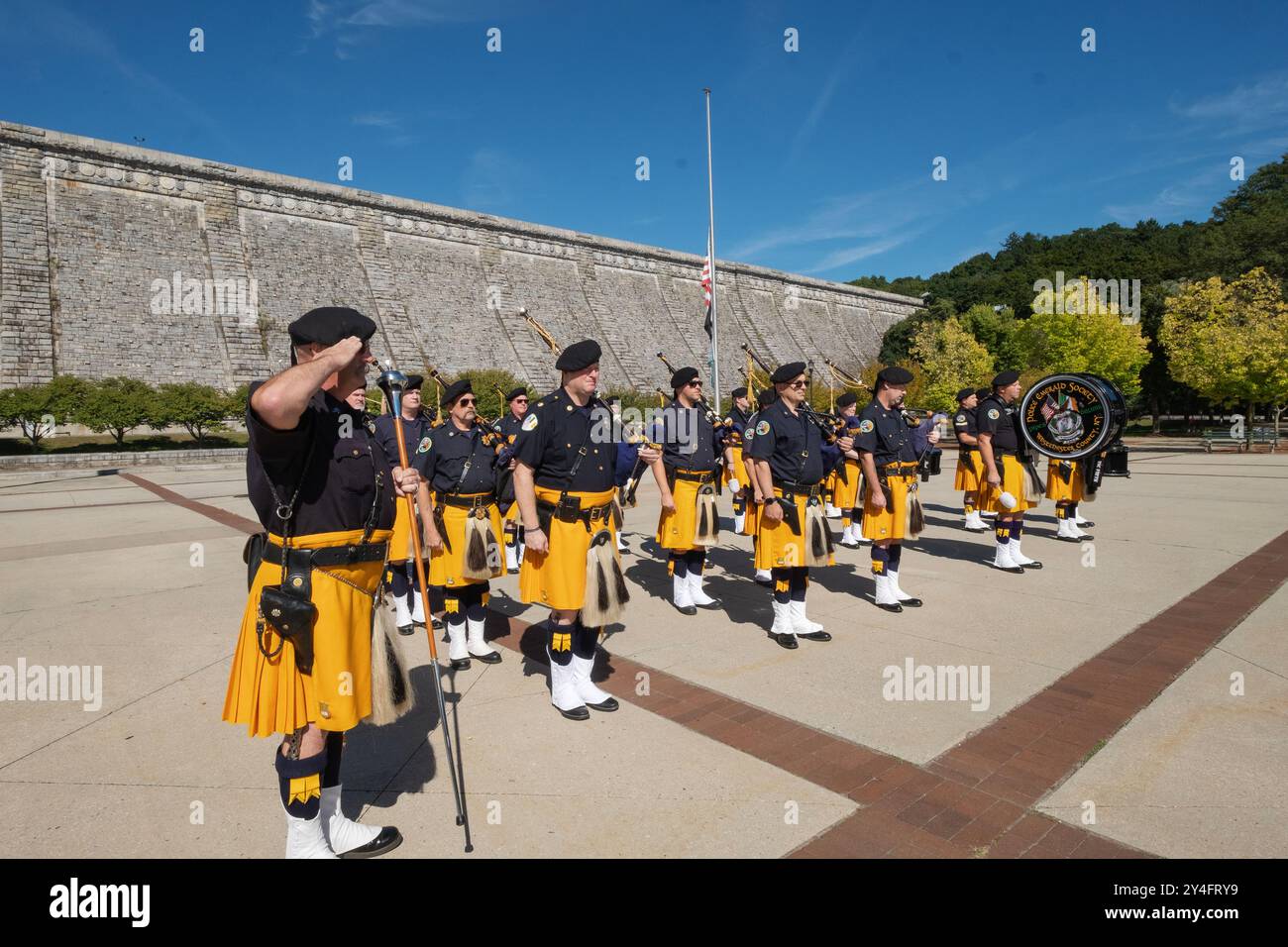 Die Pfeifen und Trommeln der Police Emerald Society of Westchester feiern beim Gesang der Nationalhymne bei einer Gedenkfeier 911 in Valhalla. Stockfoto