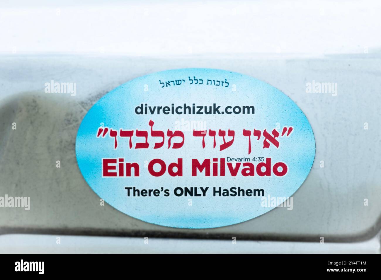 Ein Stoßfängeraufkleber auf einem Auto in Rockland County mit der Aufschrift auf Hebräisch ein OD MILVADO und Englisch THERE's ONLY HASHEM (Gott). Im Rockland County, New York. Stockfoto
