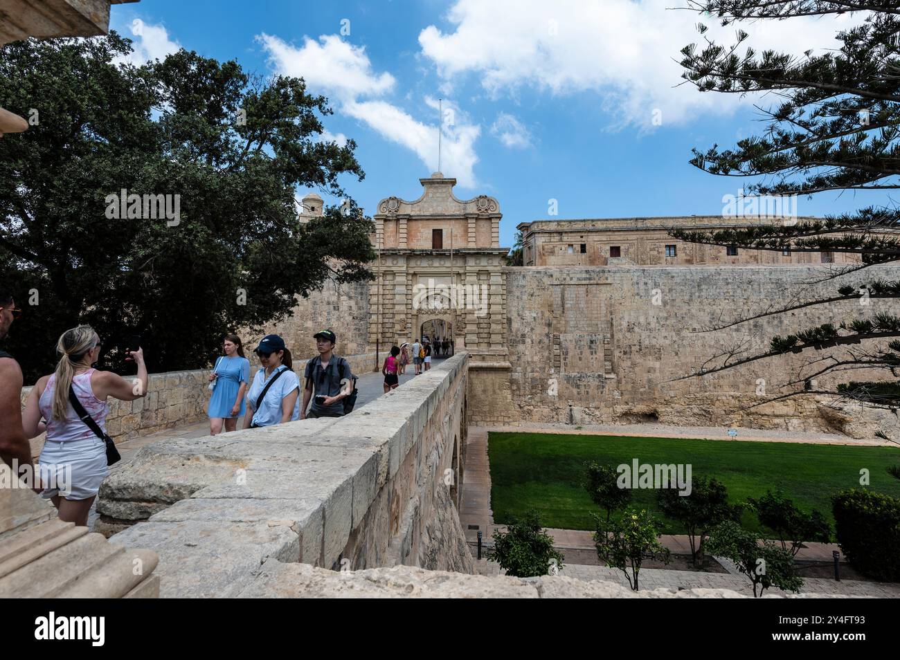 Mdina-Tor und Brücke, die in die Stadt von Interesse führt Stockfoto