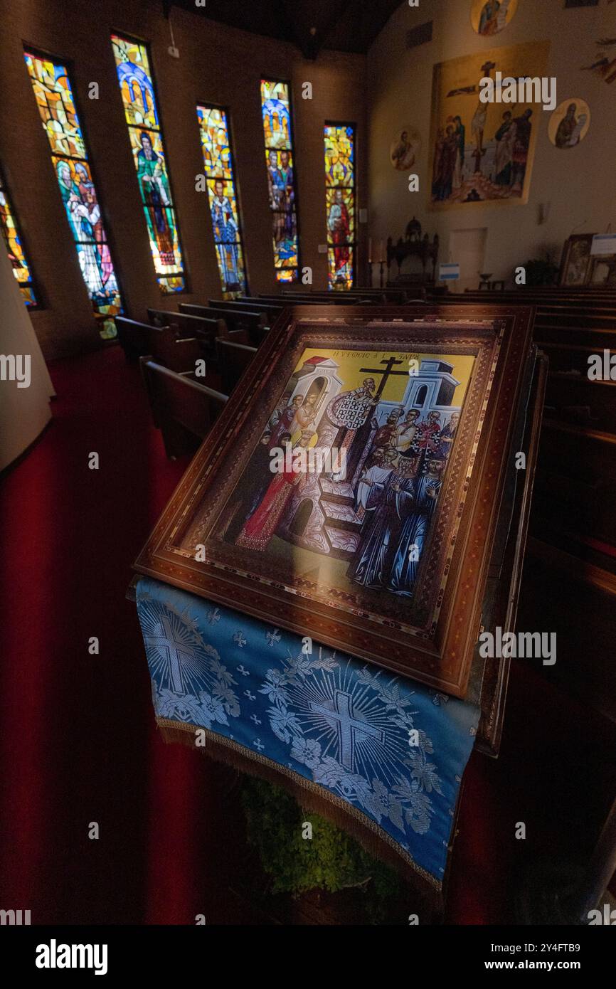 Das Innere der Holy Trinity Greek Orthodox Church in New Rochelle, Westchester, New York. 6 Buntglasfenster im Hintergrund. Stockfoto