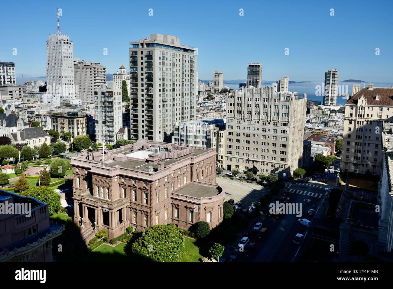 Blick auf die Skyline einschließlich James C Flood Mansion, Alcatraz Island und Golden Gate Bridge in der Ferne. Stockfoto