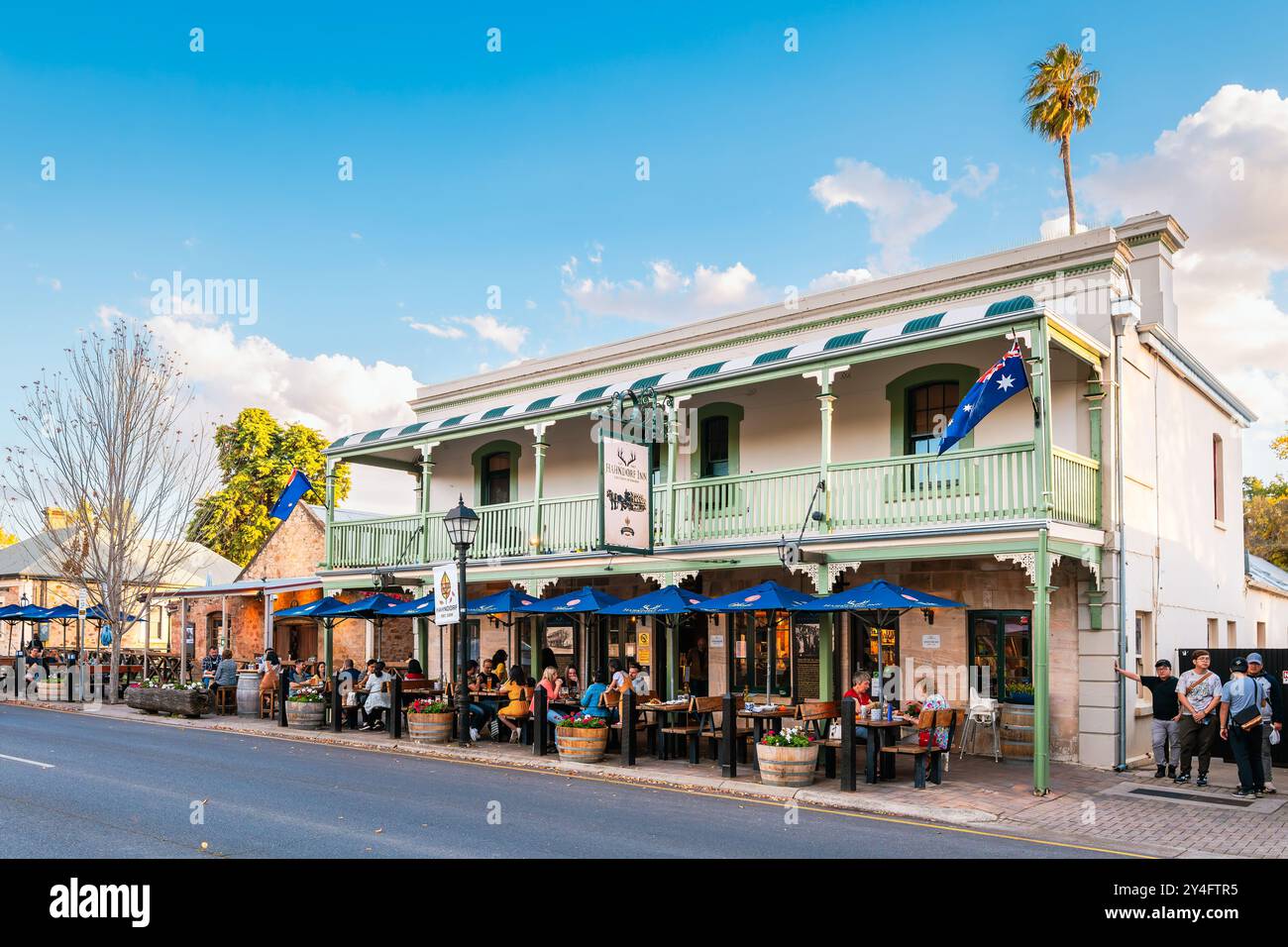 Hahndorf, Adelaide Hills, Südaustralien - 1. Mai 2021: Gäste beim Abendessen im deutschen Restaurant Hahndorf Inn von der Main Street aus Stockfoto