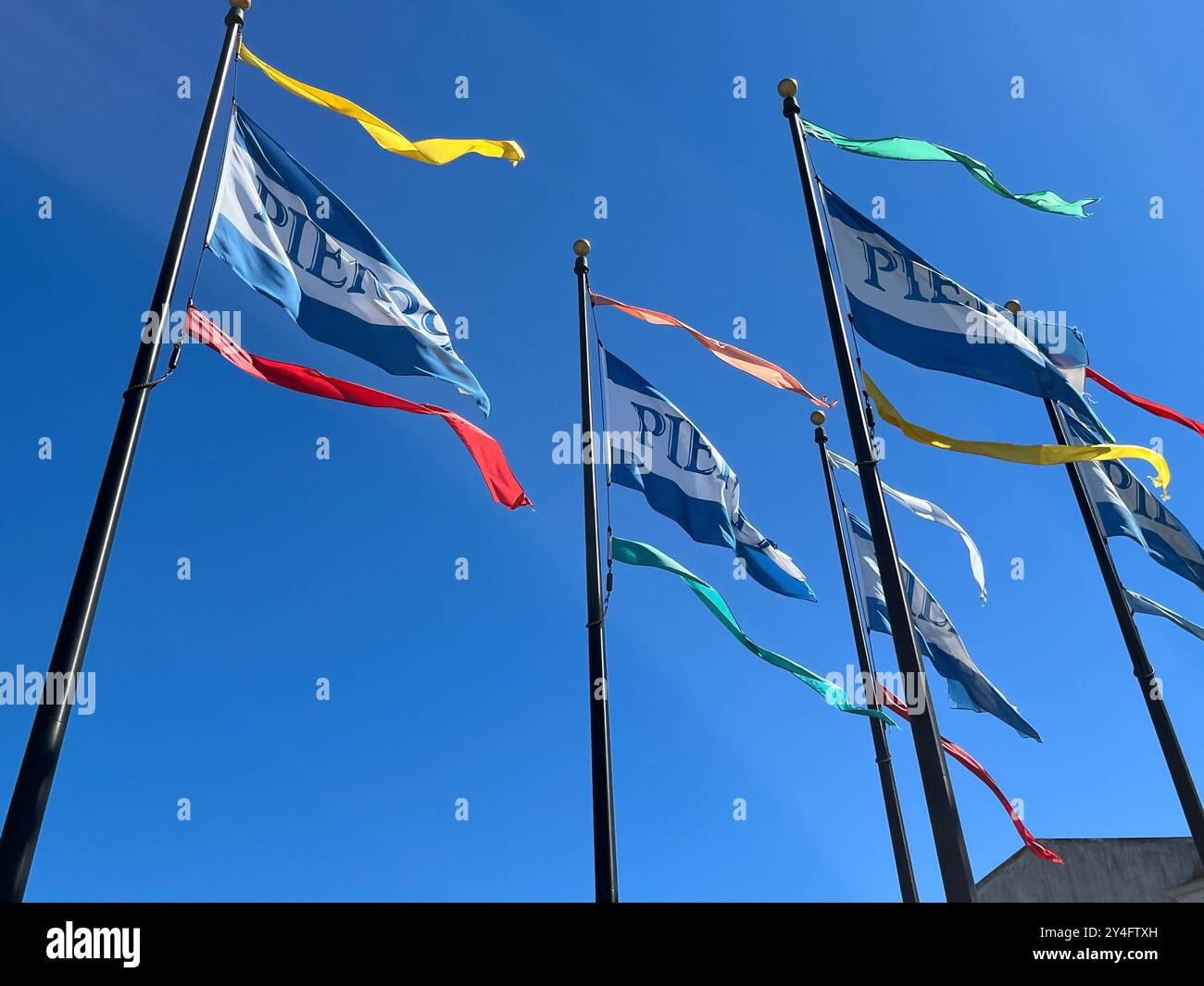 Pier 39 Flaggen, die im Wind wehen. Stockfoto