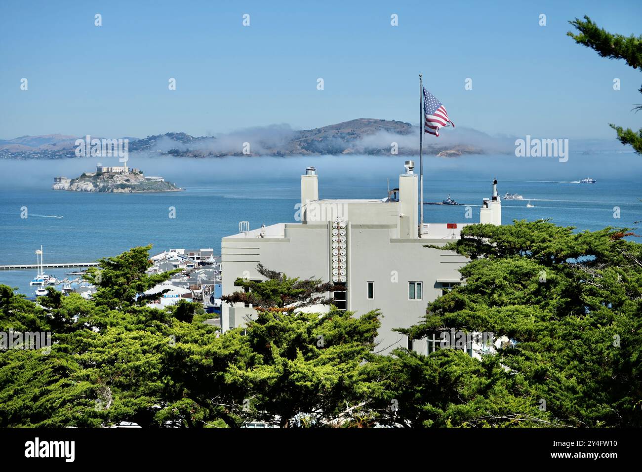 Blick auf Lombard St und Kearny St vom Coit Tower mit Alcatraz Island dahinter. Stockfoto