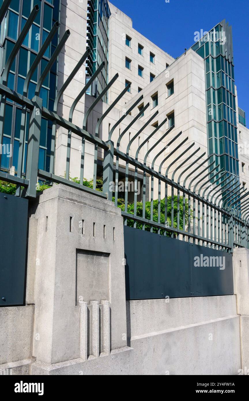 London, Großbritannien. Hauptquartier des Geheimdienstes (MI6), Albert Embankment 85. 1992 (Arch: Sir Terry Farrell) mit Art Deco Revival Influe Stockfoto