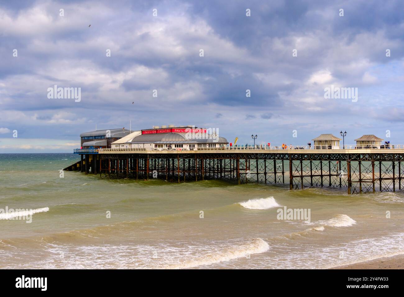 Blick über das Meer zum RNLI Rettungsboot Staion und Pavilion Theatre am Pier. Cromer, Norfolk, East Anglia, England, Vereinigtes Königreich, Großbritannien Stockfoto