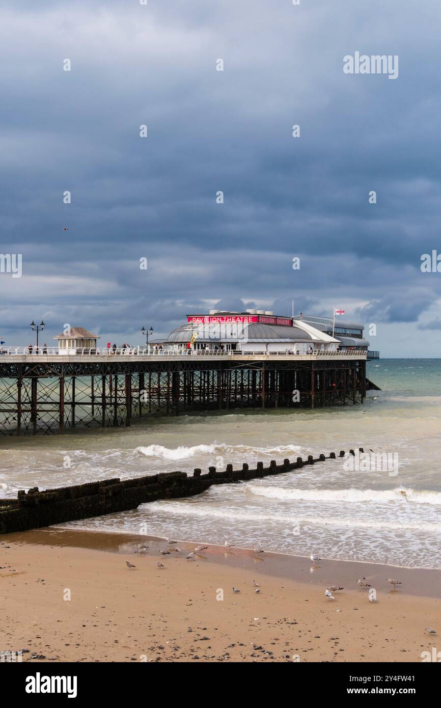 Blick vom Meer auf den Pier unter einem dunklen, bewölkten Himmel. Cromer, Norfolk, East Anglia, England, Vereinigtes Königreich, Großbritannien Stockfoto