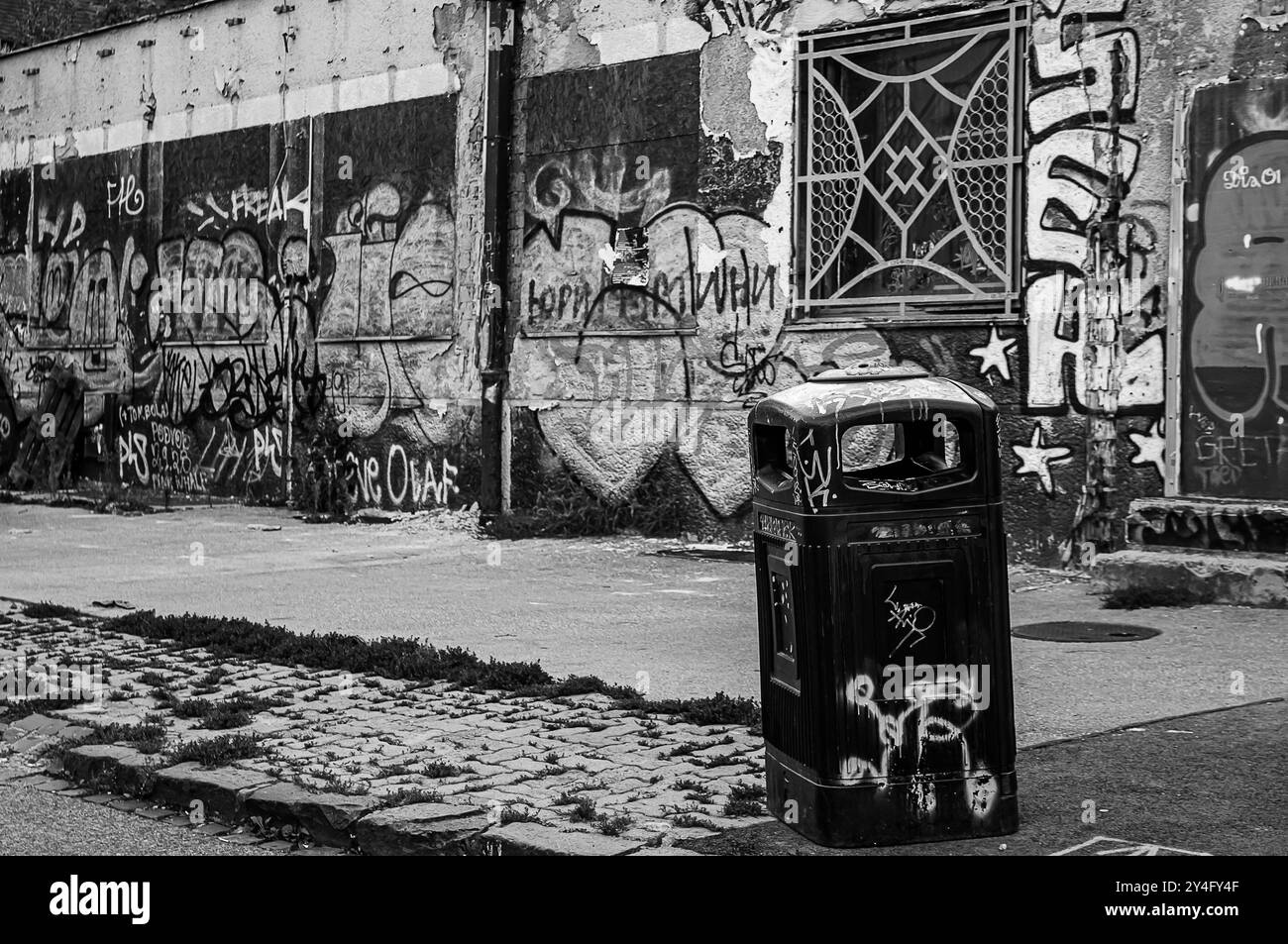 Die Mülltonne in einer Vorstadt von Bratislava voller Wandmalereien Stockfoto