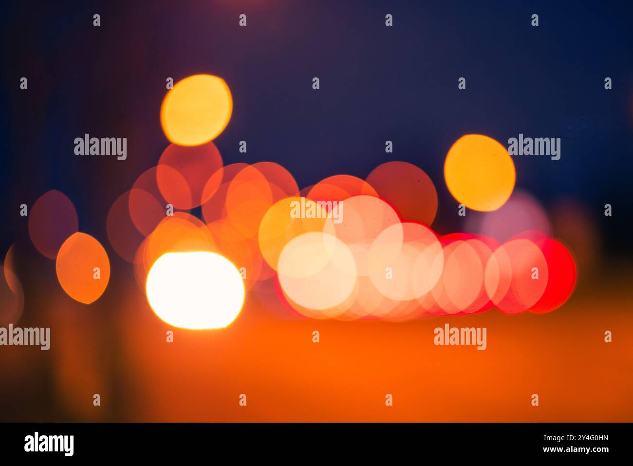 Straße bei Nacht, Bokehfotografie, Urban Bokeh Foto, buntes Urban Bokeh Foto, Straßenlaternen Bokeh Stockfoto