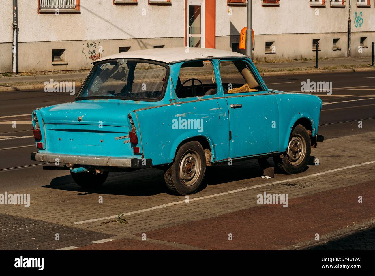 Der alte Trabant wurde in der DDR hergestellt, der Dreckskerl in der DDR auf der Straße Stockfoto