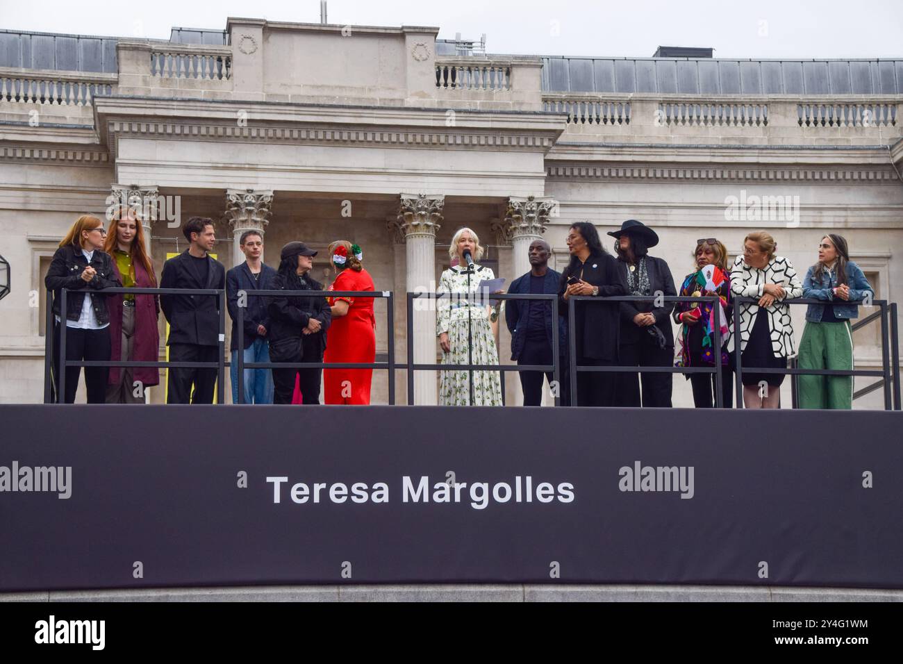 London, Großbritannien. September 2024. Justine Simons, stellvertretende Bürgermeisterin für Kultur und Kreativwirtschaft, hält eine Rede, als die neue Skulptur des vierten Sockels von Teresa Margolles am Trafalgar Square enthüllt wird. Das Kunstwerk ist aus Gipsabgüssen von Gesichtern von 726 Transmenschen in Mexiko gefertigt und ist eine Hommage an die transkurrile und nicht-binäre Gemeinschaft. Mit dem Titel „MIL Veces un Instante (A Thousand Times in an Instant)“ erodiert das Kunstwerk langsam im Laufe der Zeit. Quelle: SOPA Images Limited/Alamy Live News Stockfoto