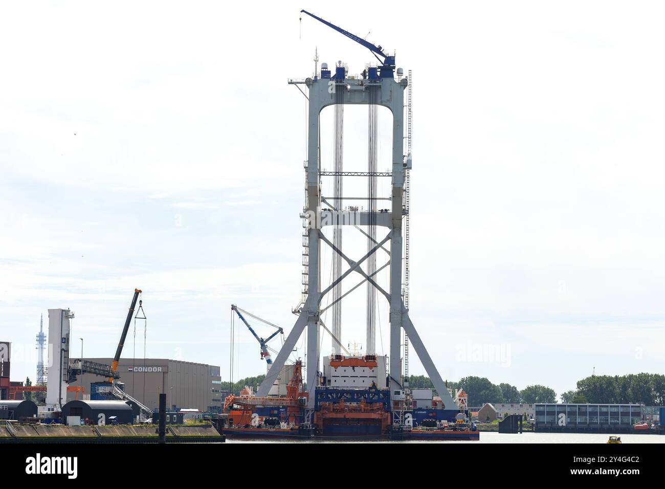 Großer Industriekran im Hafen Rotterdam Rotterdam, Niederlande - 9. Juli 2004: Industriekran zum Heben sehr schwerer Lasten im Hafen Rotterdam Edit netherlands rotterdam INDUSTRIAL Port B97A6696 Stockfoto