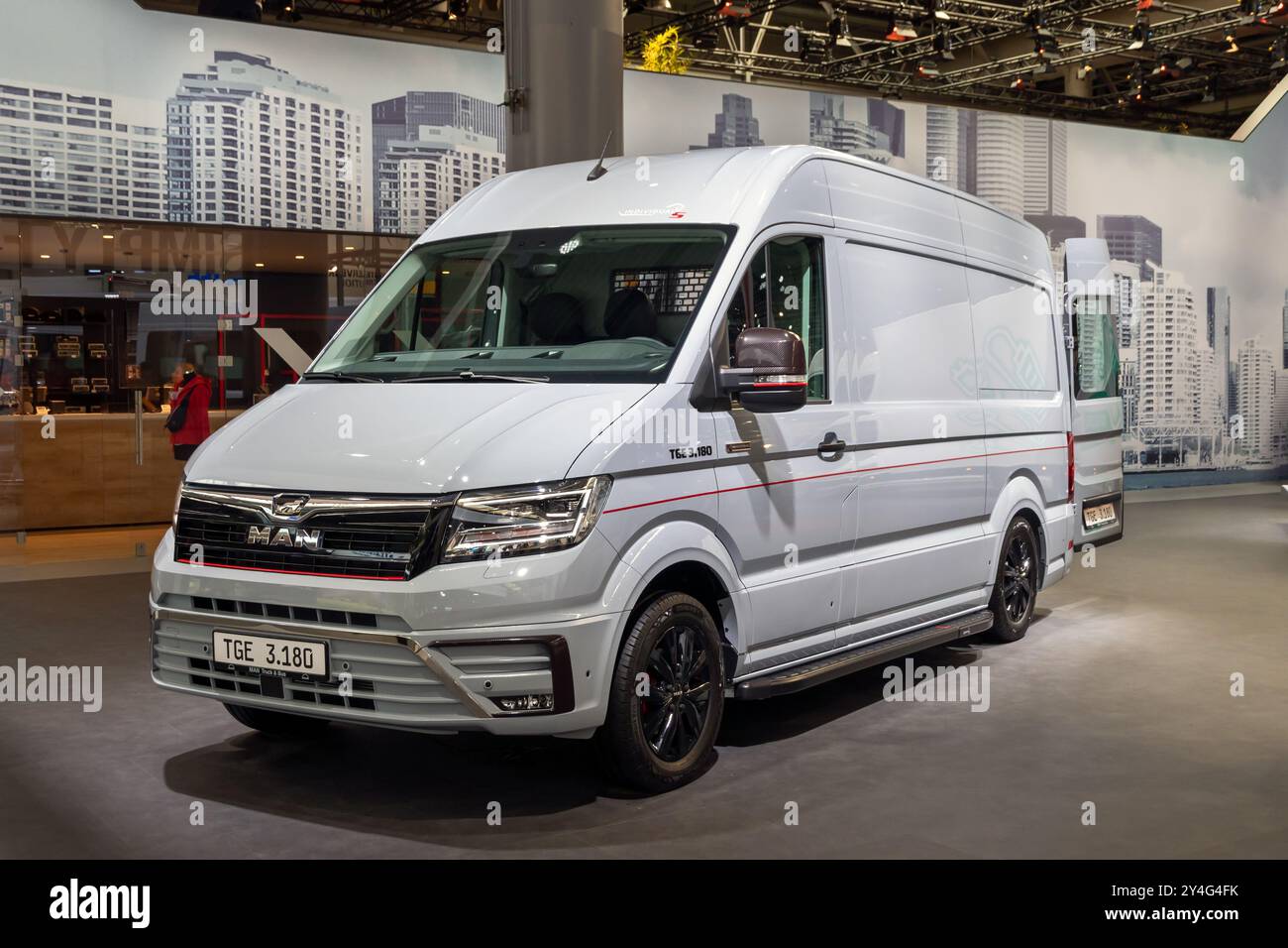 MAN TGE 3,180 Panelwagen auf der Internationalen Automobil-Ausstellung für Nutzfahrzeuge. Hannover, Deutschland - 20. September 2022 Stockfoto