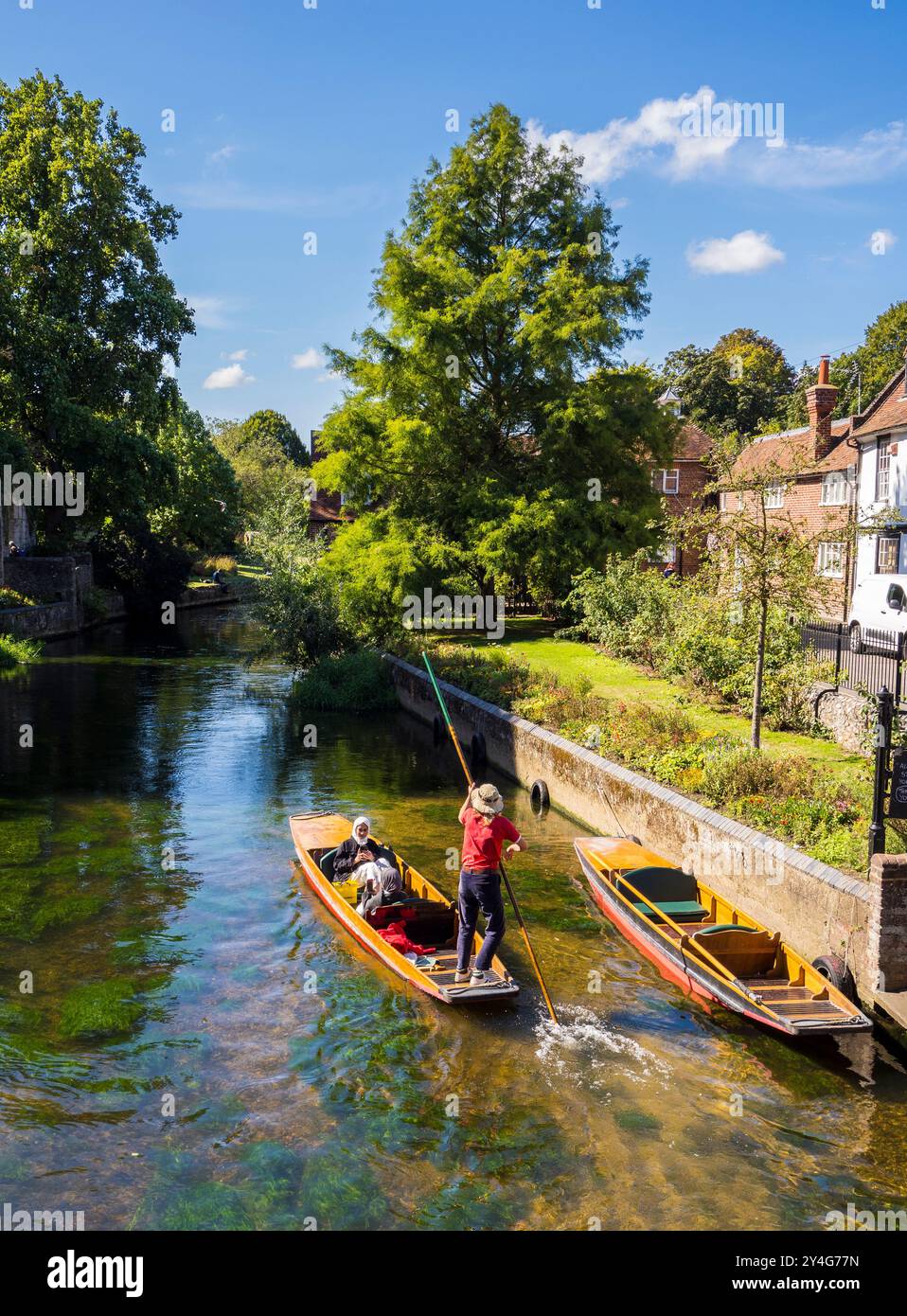 Muslimische Touristen auf einem Punt, Great Stour, Canterbury, Kent, England, GROSSBRITANNIEN, GB. Stockfoto