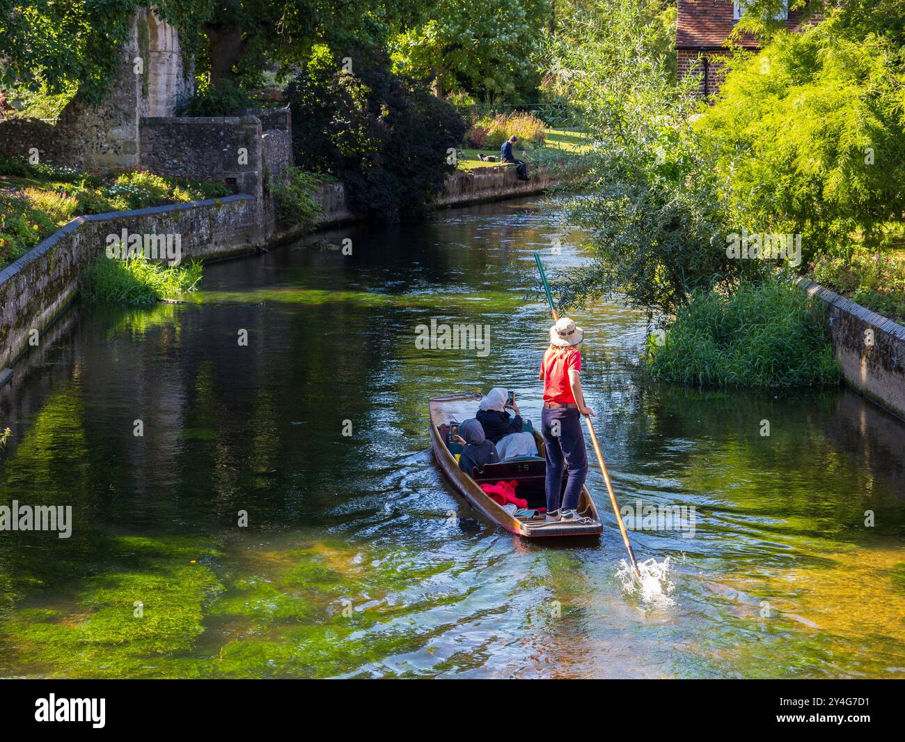 Muslimische Touristen auf einem Punt, Great Stour, Canterbury, Kent, England, GROSSBRITANNIEN, GB. Stockfoto