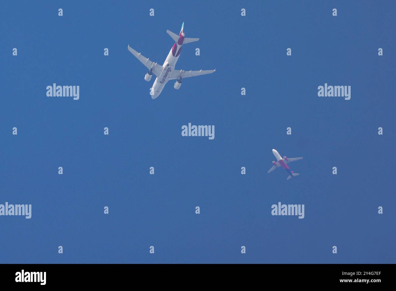 Ein Flugzeug von Eurowings Airbus A319-112 Kennung: D-ABGQ gestartet in Wien VIE auf dem Weg nach Köln CGN links und rechts ein Flugzeug von Wizz Air Airbus A320-232 Kennung: HA-LYG gestartet in Dortmund DTM auf dem Weg nach Skopje SKP am wolkenlosen Himmel ueber Netphen. Flugzeug am 18.09.2024 in Netphen/Deutschland. *** Ein Flugzeug der Eurowings Airbus A319 112 Registrierung D ABGQ startete in Wien VIE auf dem Weg nach Köln CGN links und rechts ein Flugzeug der Wizz Air Airbus A320 232 Registrierung HA LYG startete in Dortmund DTM auf dem Weg nach Skopje SKP im wolkenlosen Himmel Stockfoto