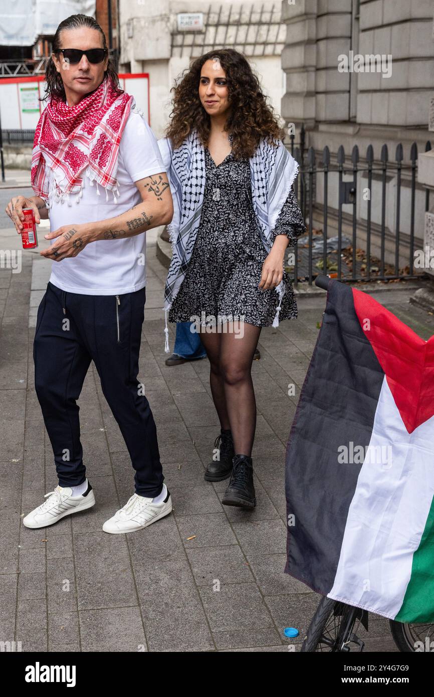 London, Großbritannien. September 2024. Die Mitbegründer von Palestine Action Richard Barnard (l) und Huda Ammori (r) kommen am Westminster Magistrates Court an, um an einer Klageverhandlung teilzunehmen, an der Richard Barnard beteiligt war. Die Anhörung bezieht sich auf Anschuldigungen nach s44 Serious Crime Act 2007 und s12 (1A) des Terrorismusgesetzes 2000 im Zusammenhang mit Reden von Barnard bei Protesten in Manchester und Bradford im Oktober 2023. Palestine Action ist eine pro-palästinensische Protestgruppe, die direkte Aktionstaktiken nutzt, um Standorte zu stören und zu schließen, von denen angenommen wird, dass sie mit Waffenherstellern in Verbindung stehen, die Waffen an ISR liefern Stockfoto