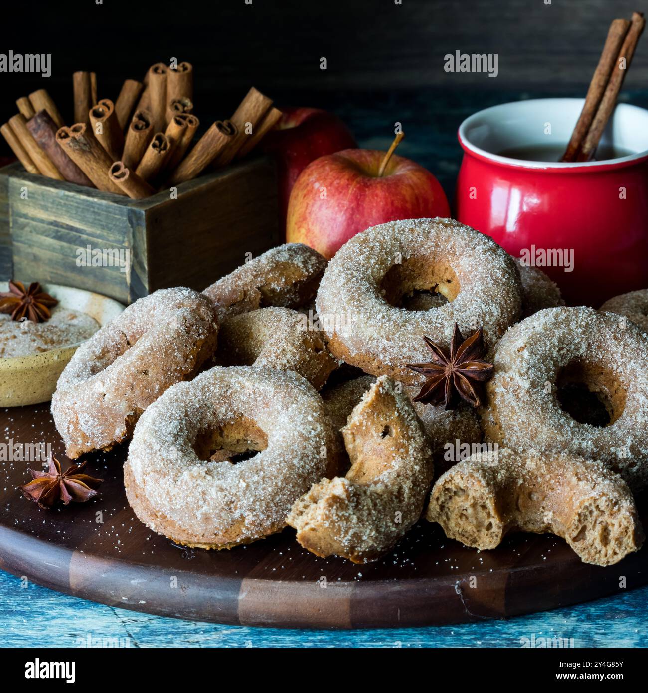 Frisch zubereitete Chia-Obstgarten-Donuts mit Zimtzucker bestäubt. Stockfoto