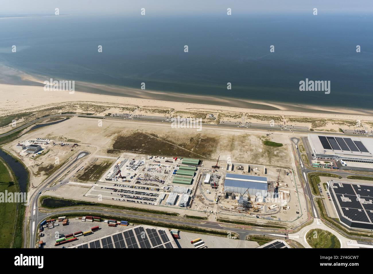 Europas größte grüne Wasserstofffabrik: Holland Hydrogen I wird jetzt auf der zweiten Maasvlakte gebaut. Der grüne Wasserstoff wird demnächst den Shell Energy and Chemicals Park Rotterdam über die HyTransPort-Pipeline versorgen. niederlande aus - belgien aus Stockfoto