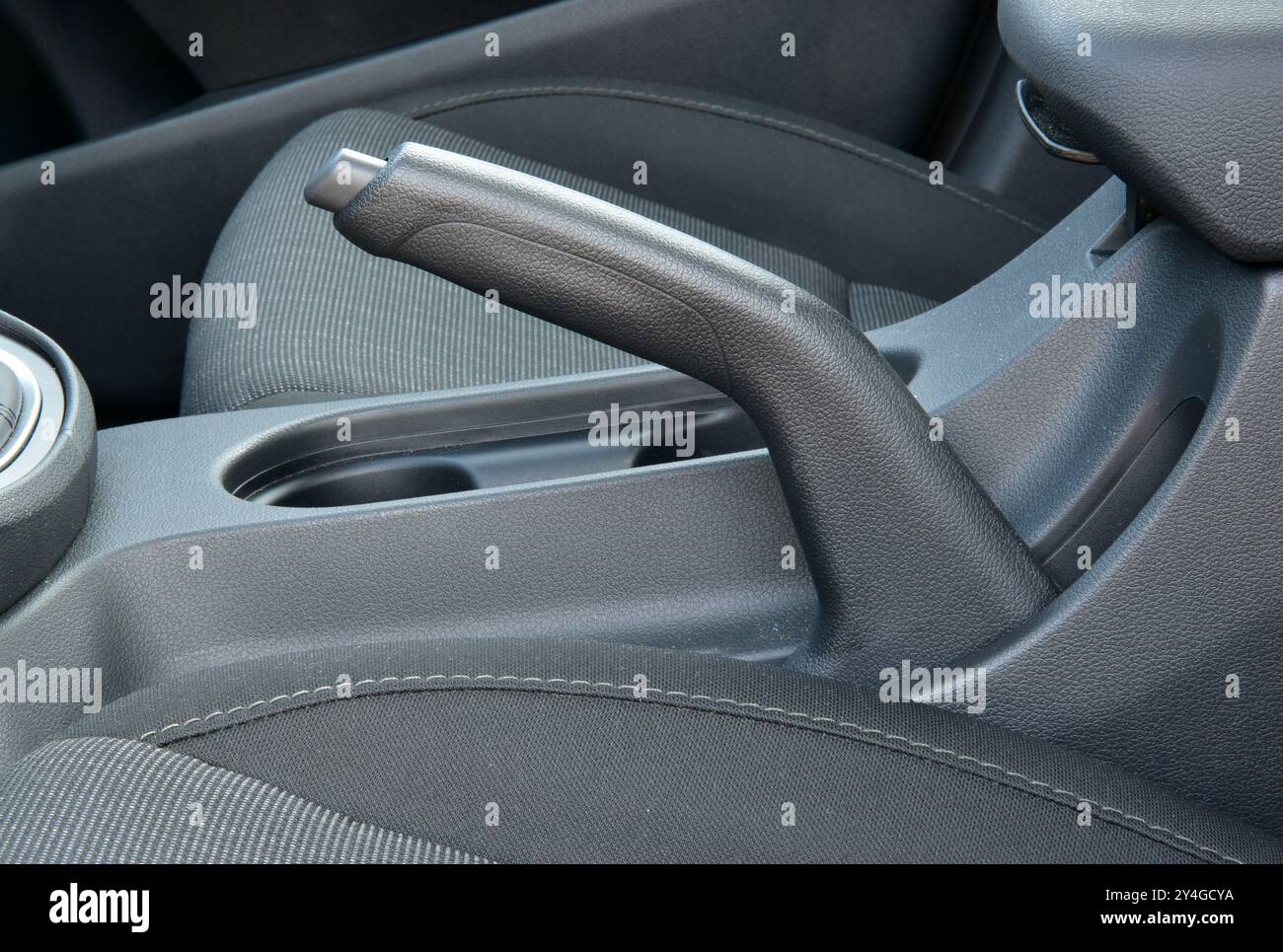 Manuelle Bremse im Innenraum des modernen Autos. Feststellbremse des Fahrzeugs. Stockfoto