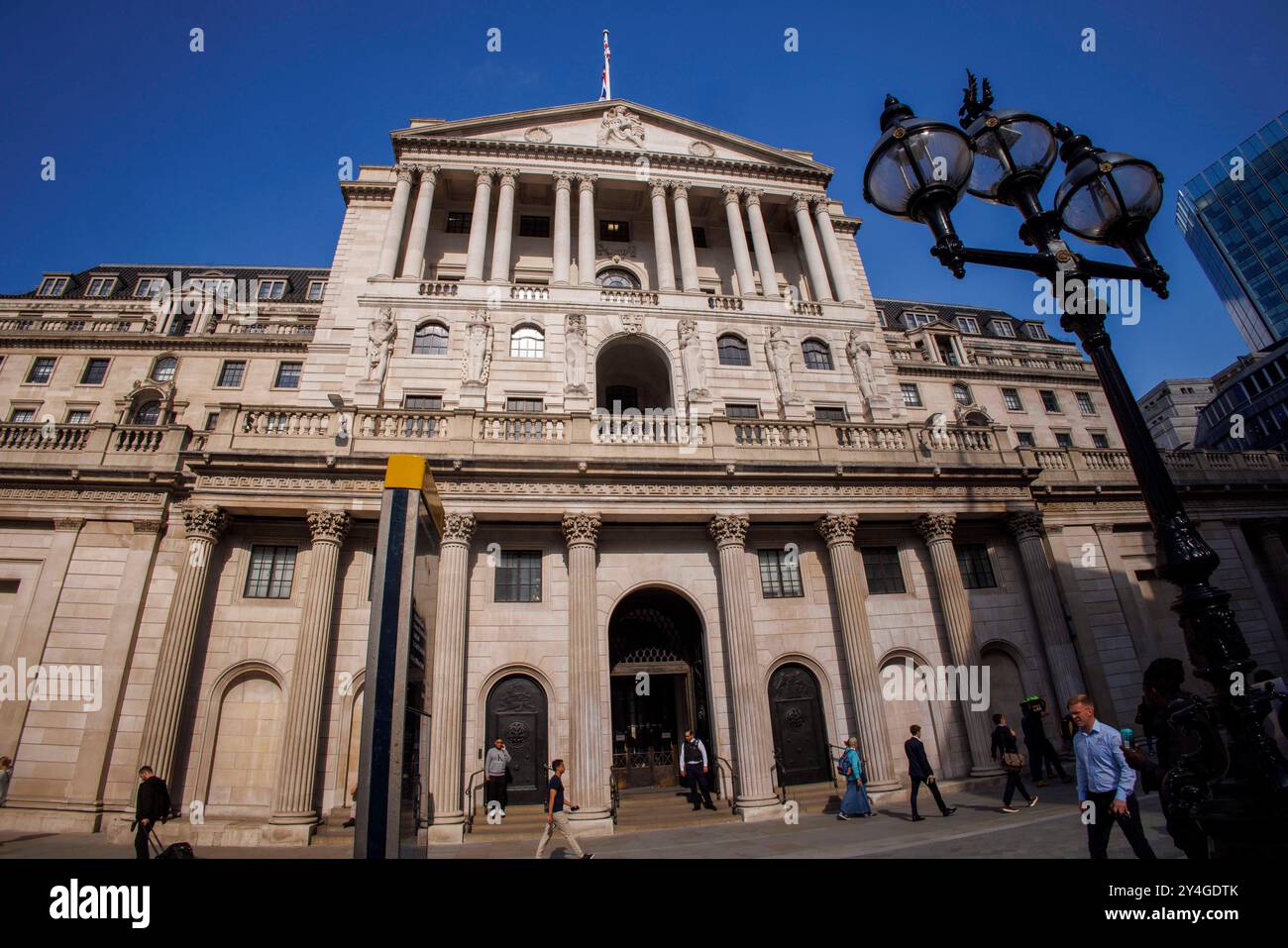 London, Großbritannien. September 2024. Die Bank of England in der Threadneedle Street. Sie wird am 19. September eine Ankündigung über die Zinssätze machen, wobei die Inflation bei 2,2 % bleibt, es besteht eine Chance, dass die Zinssätze gleich bleiben. Die Bank of England wird voraussichtlich bei 5 % halten, wenn sie ihre Ankündigung am 19. September macht. Quelle: Karl Black/Alamy Live News Stockfoto