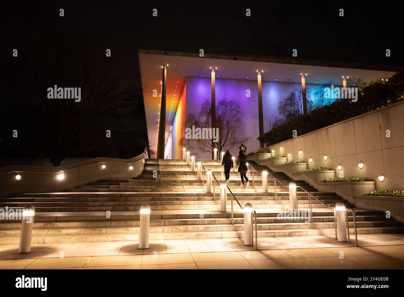 Kennedy Center Honors Illumination Washington DC // WASHINGTON DC – das John F. Kennedy Center for the Performing Arts bietet eine besondere Beleuchtung für das Kennedy Center Honors, mit seinen großen Außentreppen und der Fassade, die in festlichen Farben dramatisch beleuchtet sind. Diese jährliche Beleuchtung zeigt die modernistische Architektur dieses nationalen Kulturzentrums und ist gleichzeitig eine der höchsten künstlerischen Auszeichnungen Amerikas. Stockfoto