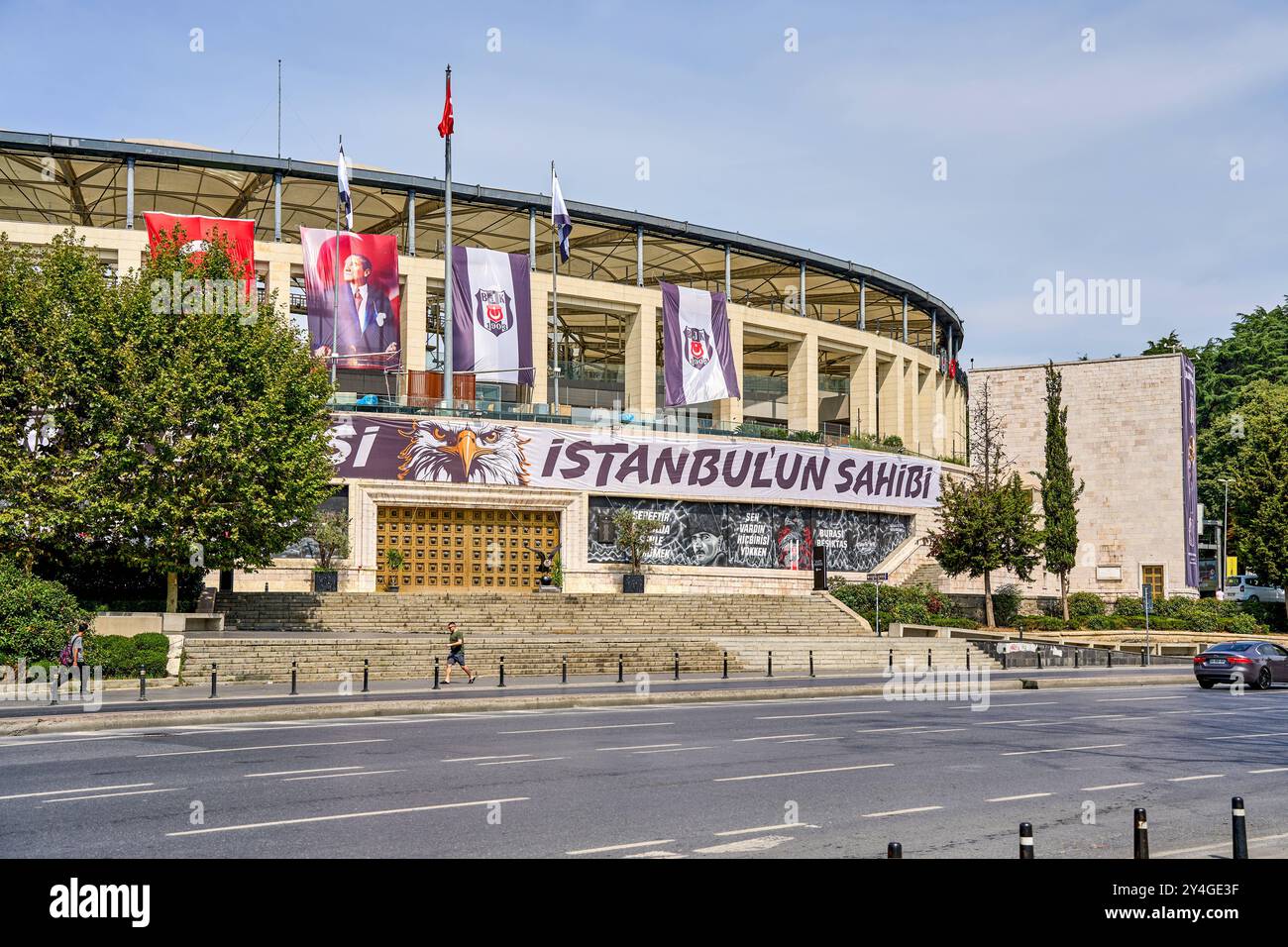 Istanbul, Türkei - 2. September 2024: Vor dem Vodafone Park Stadion in Istanbul sind große Banner mit dem Logo des Fußballvereins Besiktas und ein Bild von Mustafa Kemal Atatürk, dem Gründer der modernen Türkei, zu sehen. Das Stadion ist von der Straße aus zu sehen *** vor dem Vodafone Park-Stadion in Istanbul sind großes Banner mit dem Logo des Fußballvereins Besiktas und ein Bild von Mustafa Kemal Atatürk, dem Gründer der modernen Türkei, zu sehen. Das Stadion ist von der Straße aus sichtbar Stockfoto