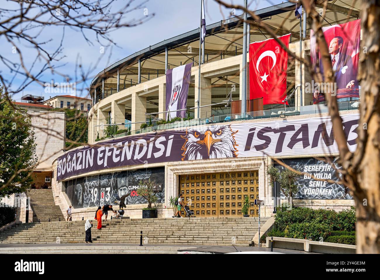 Istanbul, Türkei - 2. September 2024: Vor dem Vodafone Park Stadion in Istanbul sind große Banner mit dem Logo des Fußballvereins Besiktas und ein Bild von Mustafa Kemal Atatürk, dem Gründer der modernen Türkei, zu sehen. Das Stadion ist von der Straße aus zu sehen *** vor dem Vodafone Park-Stadion in Istanbul sind großes Banner mit dem Logo des Fußballvereins Besiktas und ein Bild von Mustafa Kemal Atatürk, dem Gründer der modernen Türkei, zu sehen. Das Stadion ist von der Straße aus sichtbar Stockfoto