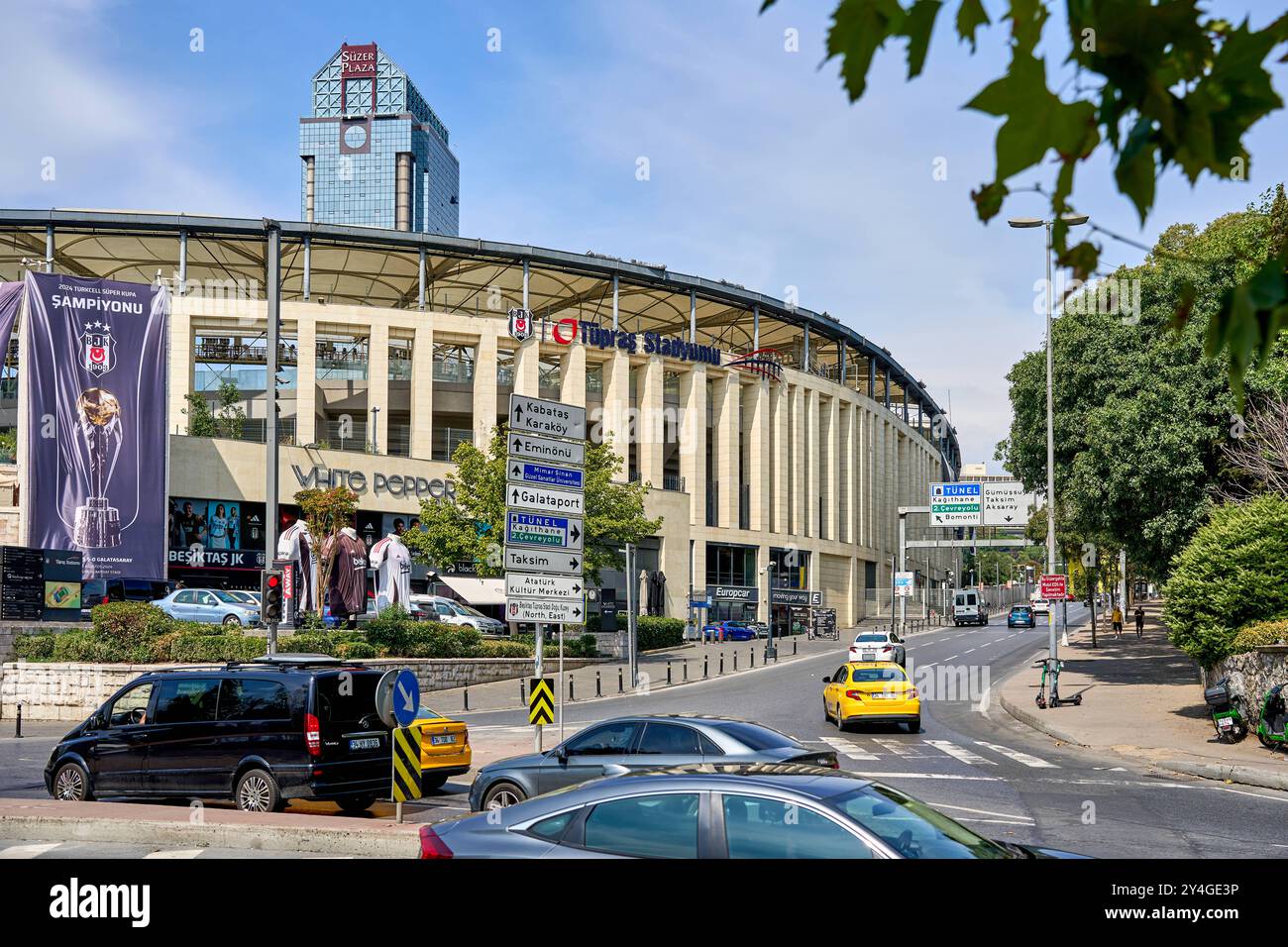 Istanbul, Türkei - 2. September 2024: Vor dem Vodafone Park Stadion in Istanbul sind große Banner mit dem Logo des Fußballvereins Besiktas und ein Bild von Mustafa Kemal Atatürk, dem Gründer der modernen Türkei, zu sehen. Das Stadion ist von der Straße aus zu sehen *** vor dem Vodafone Park-Stadion in Istanbul sind großes Banner mit dem Logo des Fußballvereins Besiktas und ein Bild von Mustafa Kemal Atatürk, dem Gründer der modernen Türkei, zu sehen. Das Stadion ist von der Straße aus sichtbar Stockfoto