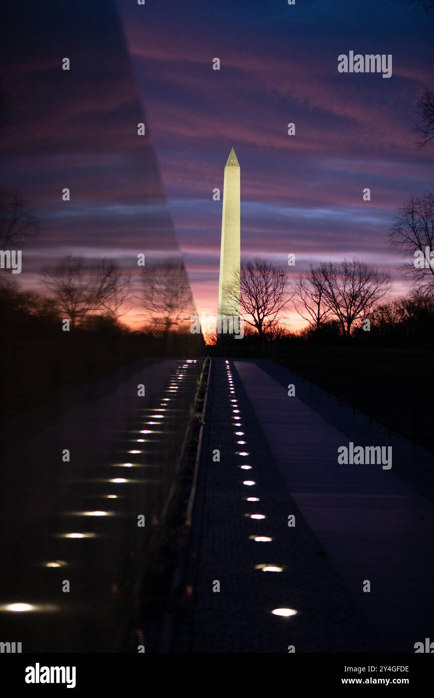 Vietnam Veterans Memorial Washington DC // WASHINGTON DC – das Vietnam Veterans Memorial und das Washington Monument stehen unter dem dramatischen Himmel vor der Dämmerung in Washington DC. Das berühmte Denkmal ehrt US-Soldaten, die im Vietnamkrieg gekämpft haben. Das Washington Monument, ein Obelisk, der George Washington Washington gewidmet ist, ist eines der bekanntesten Wahrzeichen der Stadt. Stockfoto