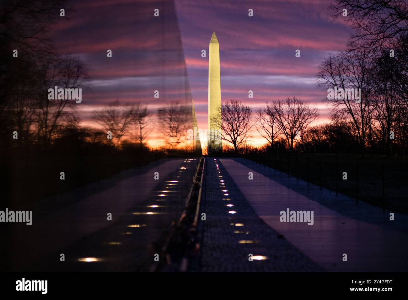 Vietnam Veterans Memorial Washington DC // WASHINGTON DC – das Vietnam Veterans Memorial und das Washington Monument stehen unter dem dramatischen Himmel vor der Dämmerung in Washington DC. Das berühmte Denkmal ehrt US-Soldaten, die im Vietnamkrieg gekämpft haben. Das Washington Monument, ein Obelisk, der George Washington Washington gewidmet ist, ist eines der bekanntesten Wahrzeichen der Stadt. Stockfoto