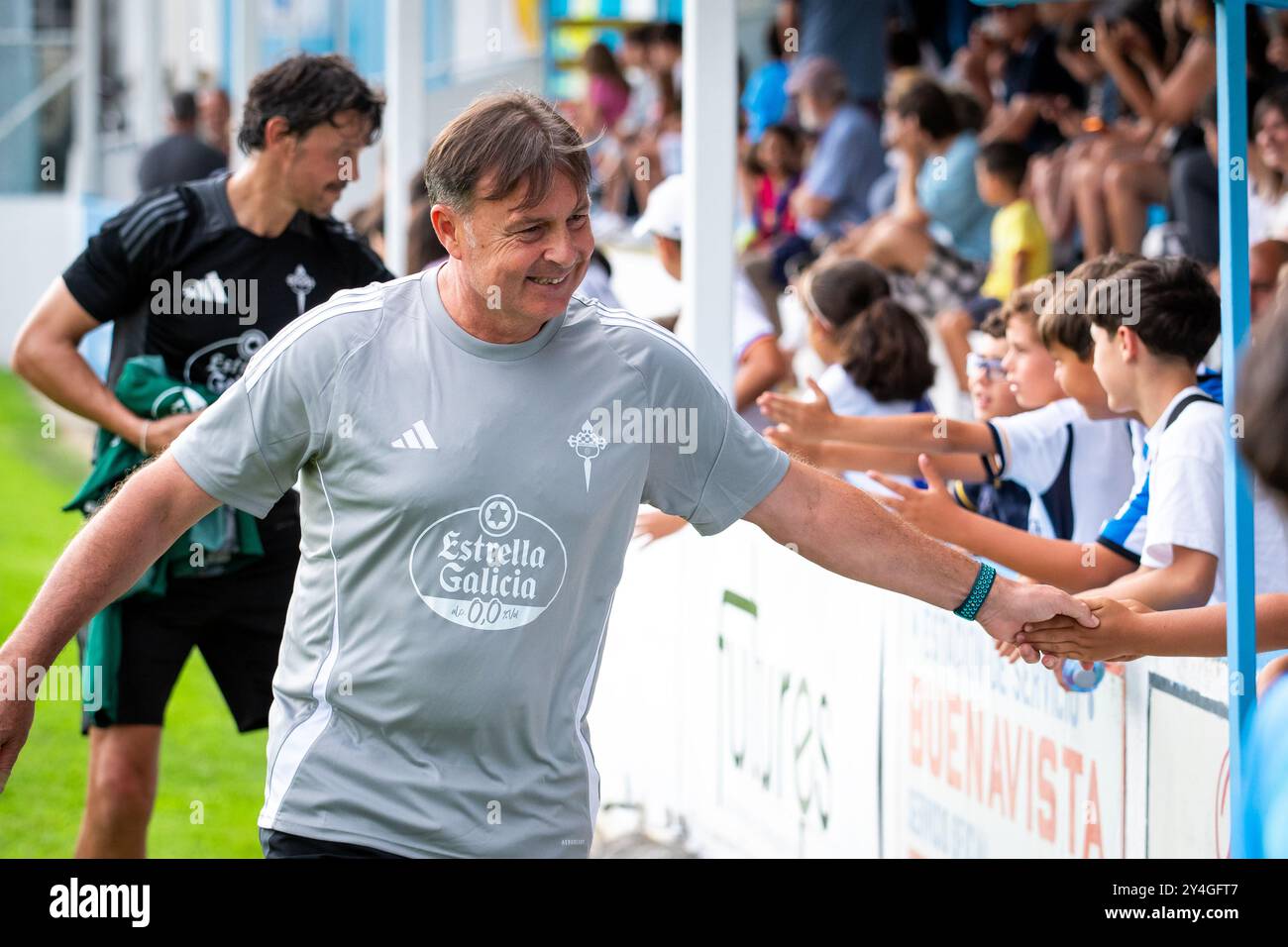 Viveiro, Spanien. August 2024. Vorsaison-Match Racing Club Ferrol gegen Real Madrid Castilla. Der Trainer, Cristóbal Parralo, begrüßt die Fans. Stockfoto