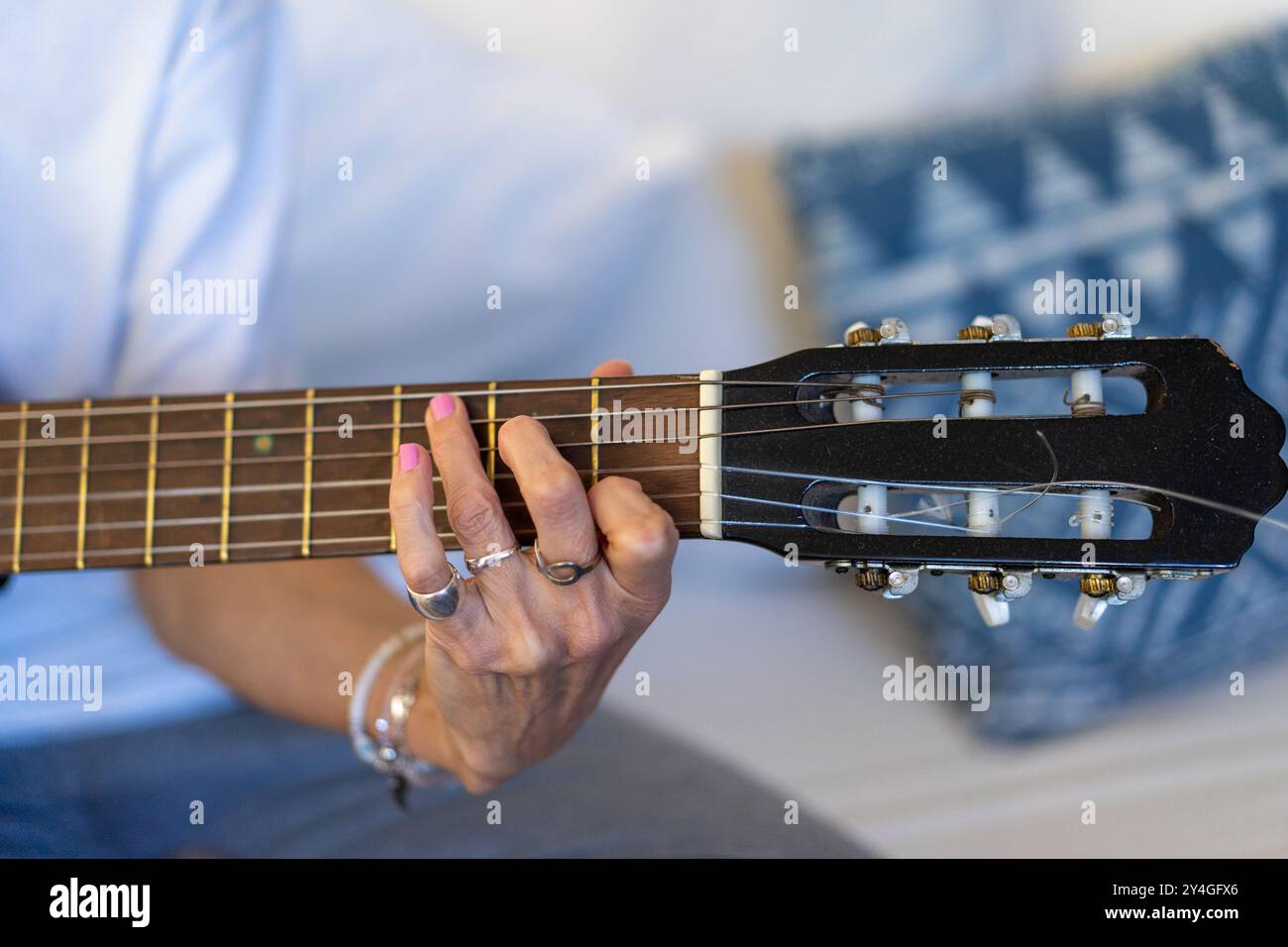 Nahaufnahme einer Frau, die Gitarre spielt Stockfoto