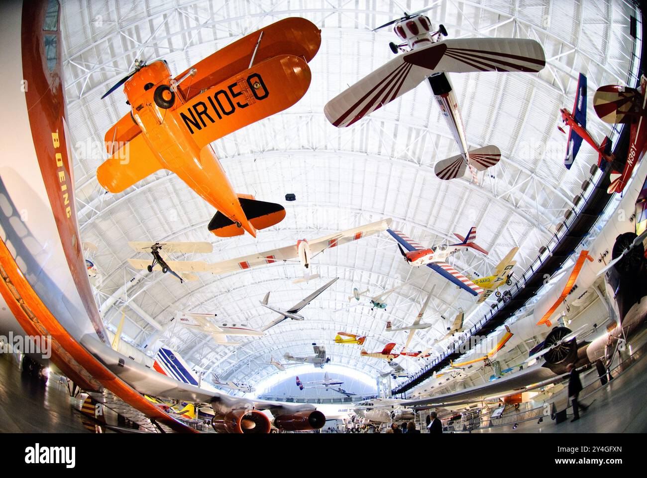 CHANTILLY, Virginia – Eine Weitwinkelaufnahme erfasst die Flugzeuge, die im Stephen F. Udvar-Hazy Center des Smithsonian Air and Space Museum in Chantilly, Virginia, ausgestellt sind. Das riesige Luftfahrtmuseum zeigt eine vielfältige Sammlung von Flugzeugen, die die Geschichte der militärischen, zivilen und der Weltraumforschung beleuchtet. Stockfoto