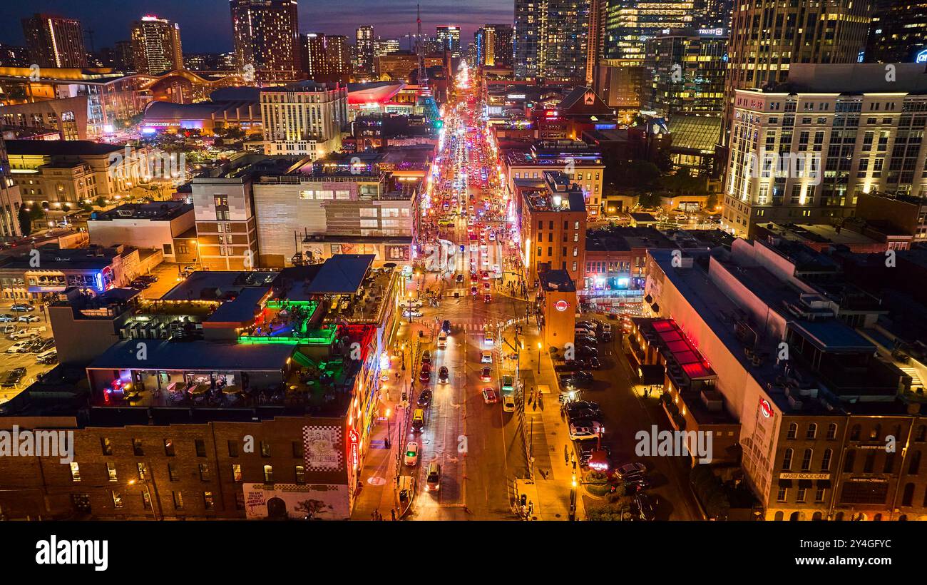 Nachtleben in der Luft am Broadway Nashville mit Motion Trails Stockfoto