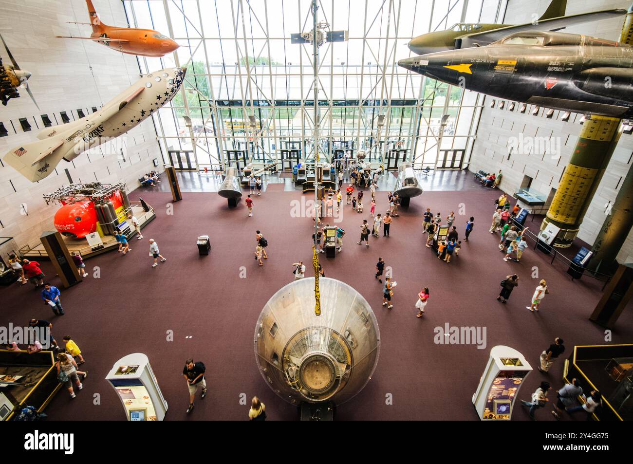 Eingangshalle des National Air and Space Museum Washington DC // WASHINGTON DC – Ein Weitwinkelblick auf die Haupteingangshalle des National Air and Space Museum des Smithsonian auf der National Mall, fotografiert vor der kürzlichen Renovierung. Die Eingangshalle ist ein beliebter Ort mit prominenten Ausstellungen historischer Luftfahrt- und Weltraumgegenstände, die Besucher eines der meistbesuchten Museen von Washington DC begrüßen. Stockfoto