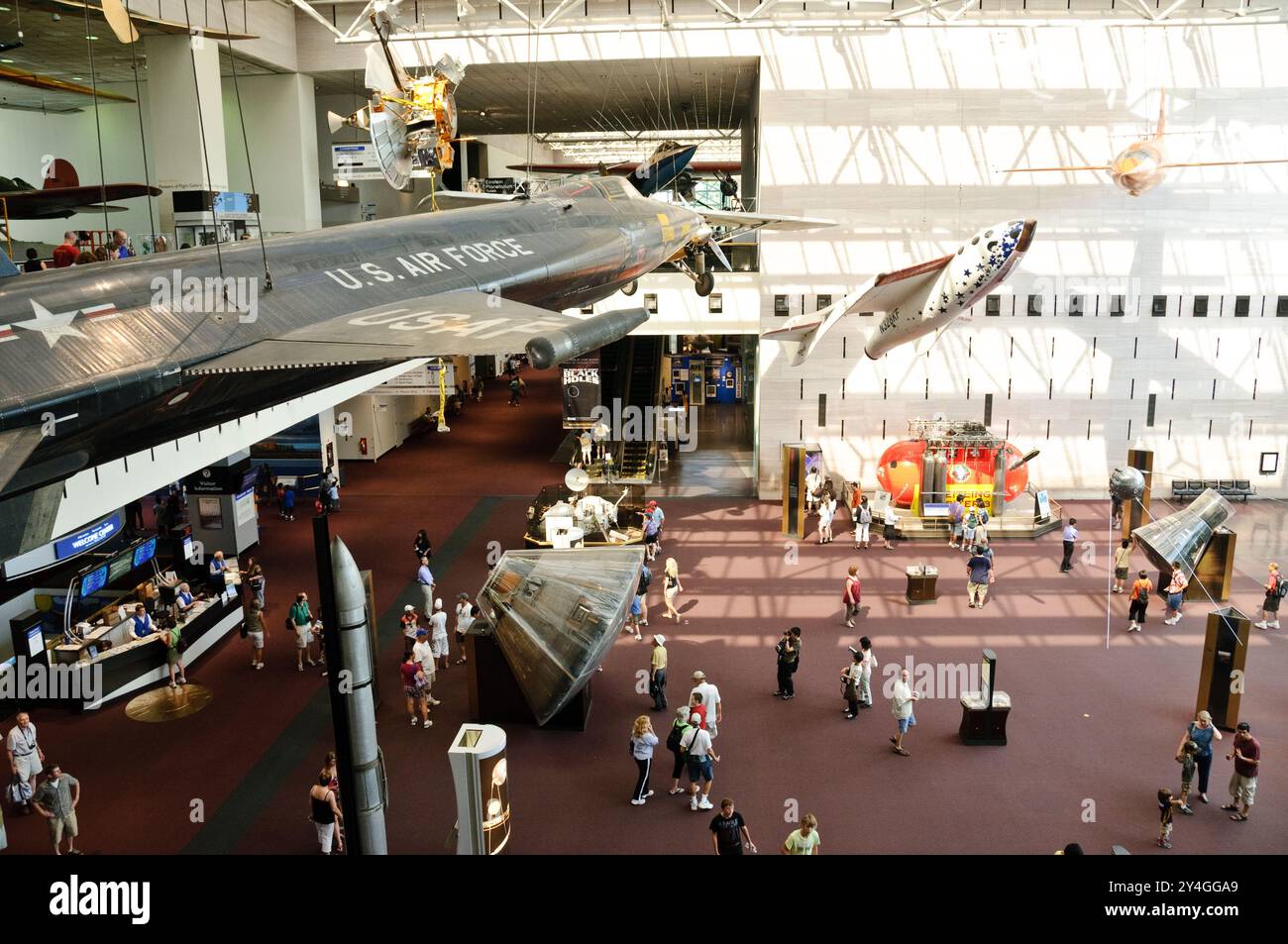 National Air and Space Museum X-15 Aircraft Washington DC // WASHINGTON, D.C. — das nordamerikanische X-15-Raketenflugzeug und die Mond-Kommandomodule Apollo sind im National Air and Space Museum des Smithsonian ausgestellt. Die X-15, die von 1959 bis 1968 flog, war so konstruiert, dass sie den Rand des Raumes erreicht und Geschwindigkeiten über Mach 6 erreichte. Die Apollo-Kommandomodule waren Teil des Mondprogramms der NASA, das Astronauten zwischen 1969 und 1972 erfolgreich auf dem Mond landete. Das National Air and Space Museum, das 1976 eröffnet wurde, beherbergt die weltweit größte Sammlung von Luft- und Raumfahrtkünstlern Stockfoto