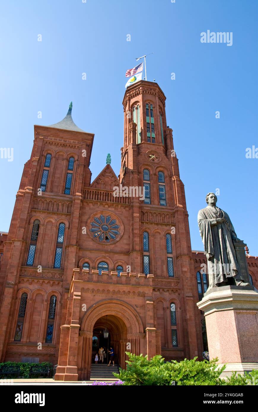 WASHINGTON DC, USA – die Bronzestatue von John Smithson, dem Gründer der Smithsonian Institution, steht vor dem Smithsonian Castle in der National Mall in Washington DC. Die Statue erinnert an Smithsons bedeutenden Beitrag zu Wissenschaft und Bildung und würdigt sein Vermächtnis als Wohltäter der renommierten Institution. Stockfoto